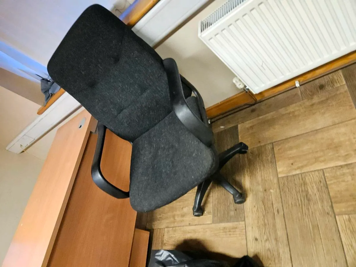 Office desk and chairs - Image 4