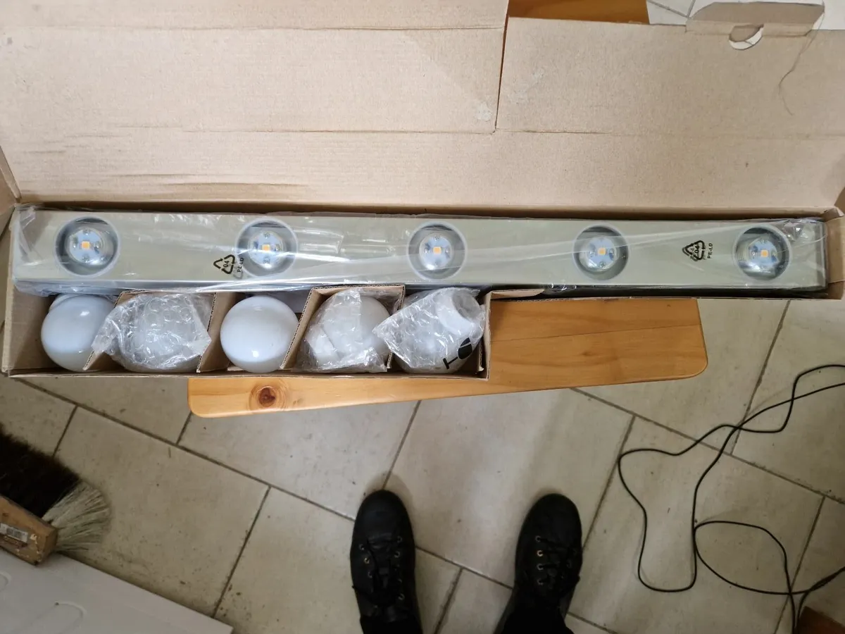 BRAND NEW IN BOX 5 Bulb Bar Light - Image 1
