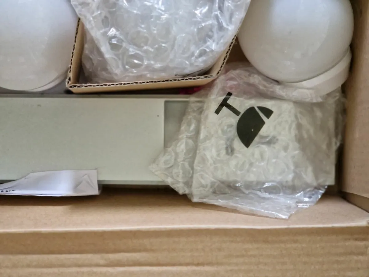 BRAND NEW IN BOX 5 Bulb Bar Light - Image 3