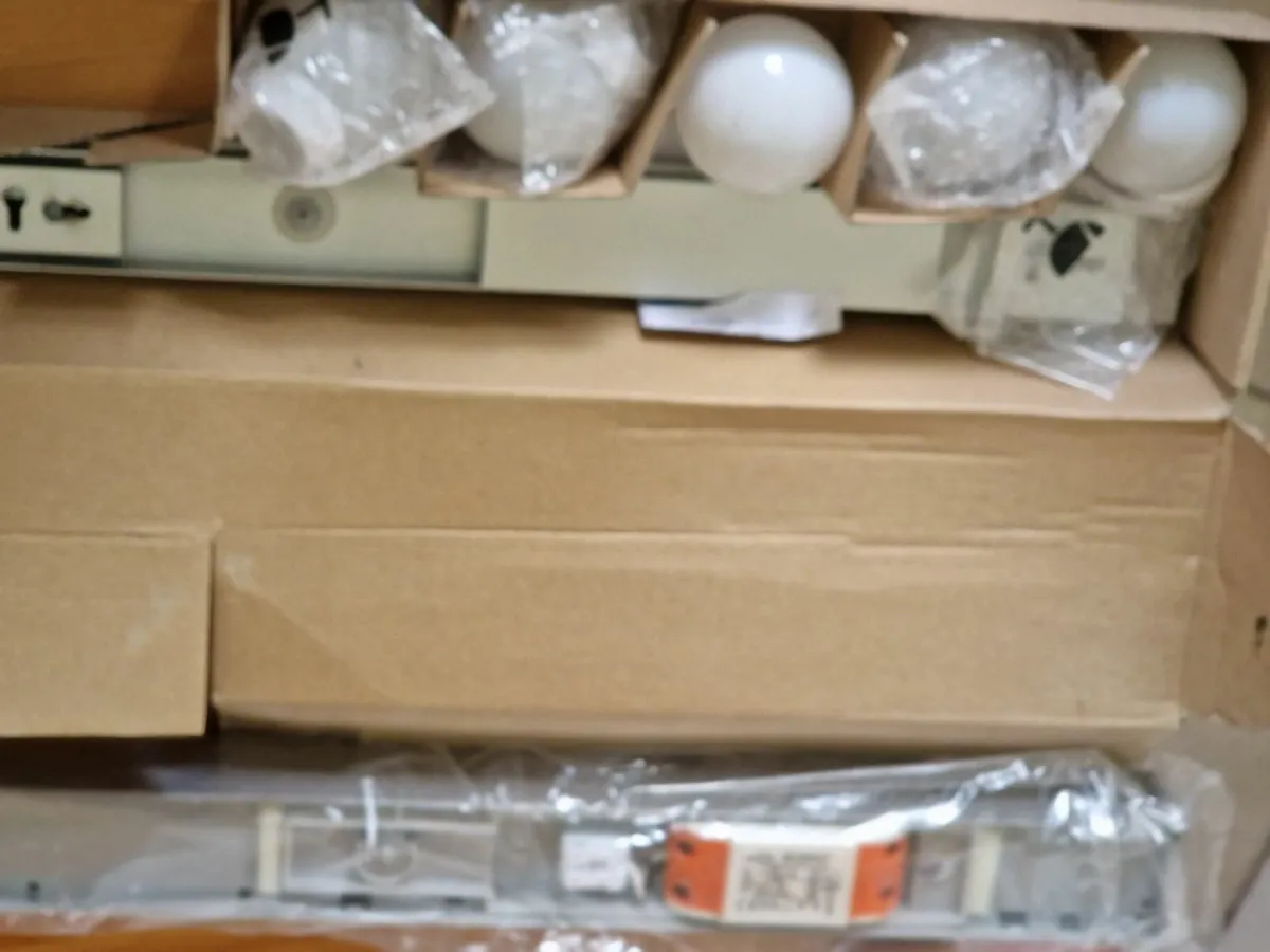 BRAND NEW IN BOX 5 Bulb Bar Light - Image 4