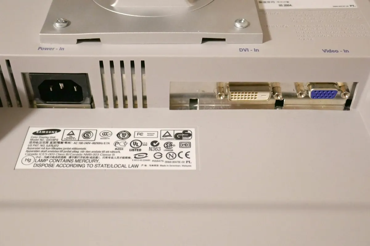 19" monitor scratched - Image 2