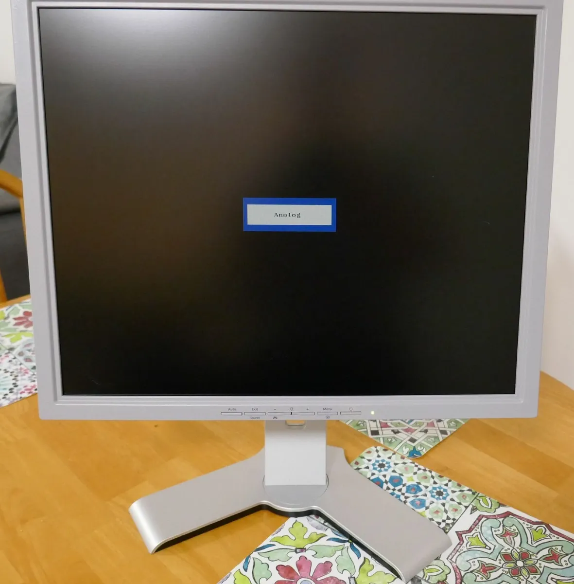 19" monitor scratched - Image 3