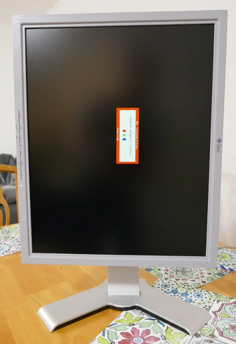 19" monitor scratched - Image 1