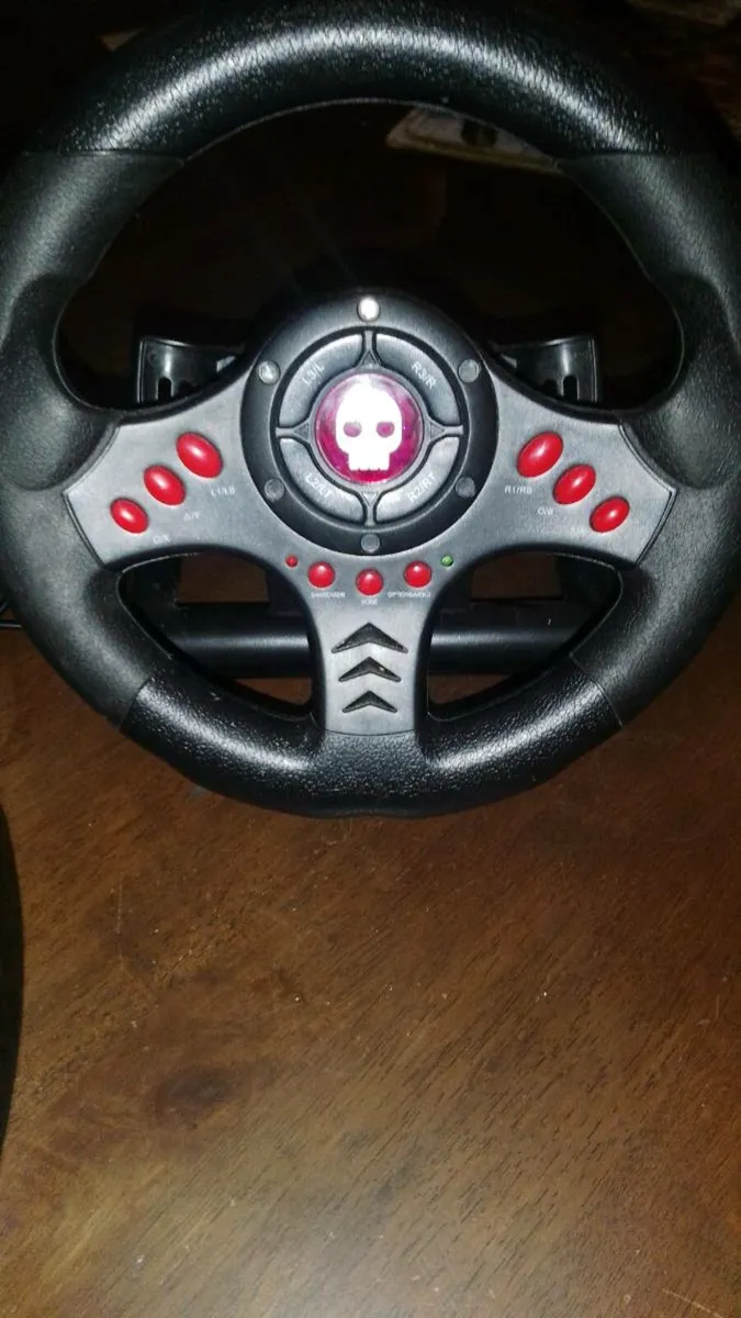 Racing wheel and pedals - Image 1