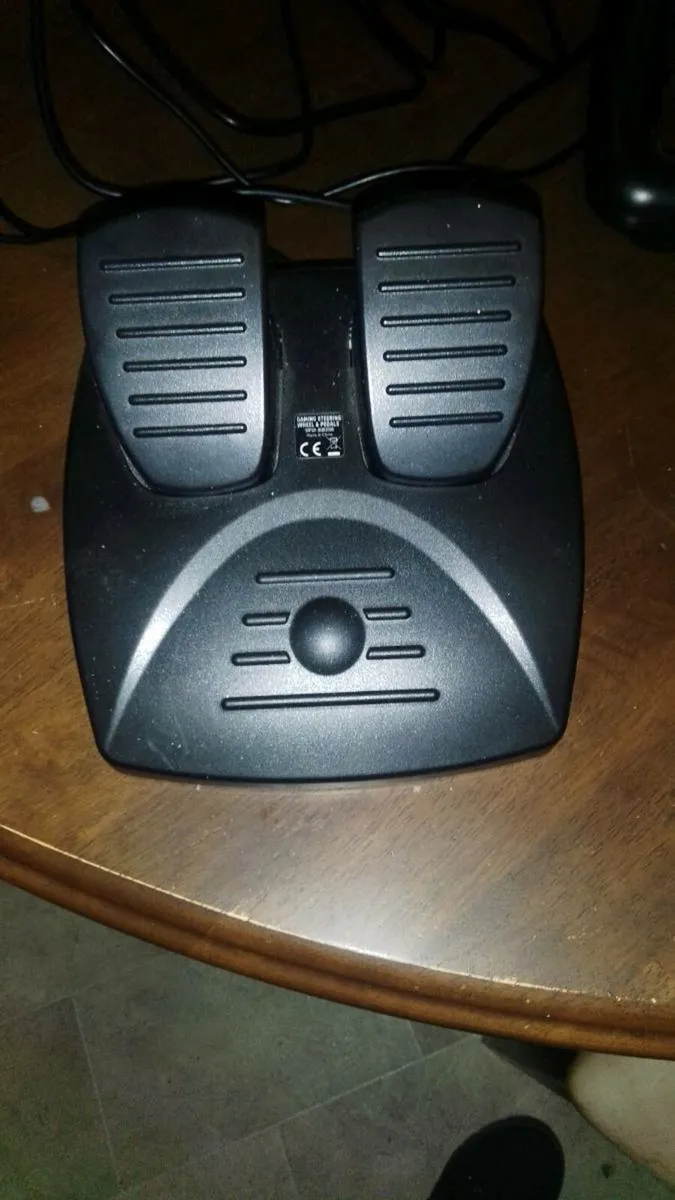 Racing wheel and pedals - Image 2