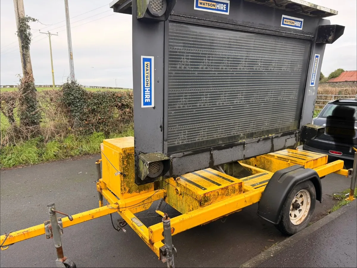 LED roadworks trailer sign - Image 1