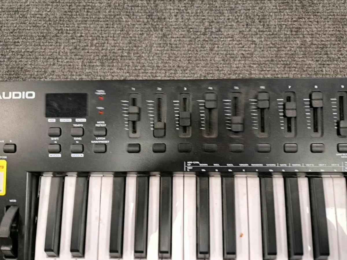 Oxegyn49 Midi Keyboard - Image 4