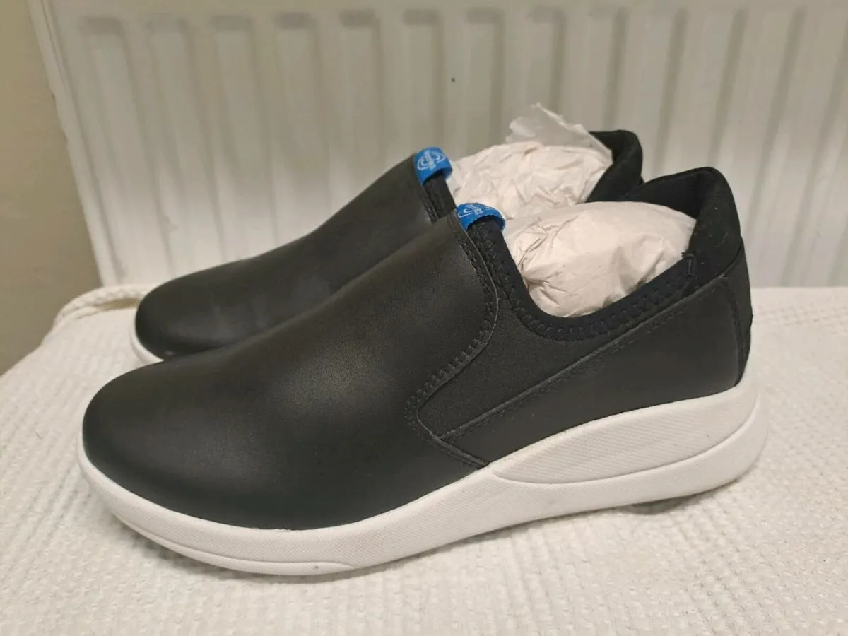 WearerTech slip on shoes size 5 - Image 1