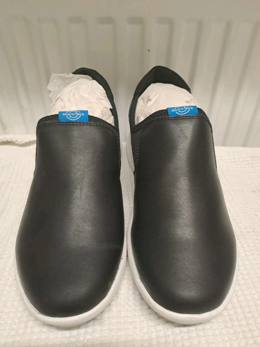 WearerTech slip on shoes size 5 - Image 2