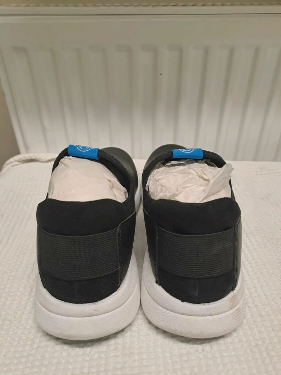 WearerTech slip on shoes size 5 - Image 3
