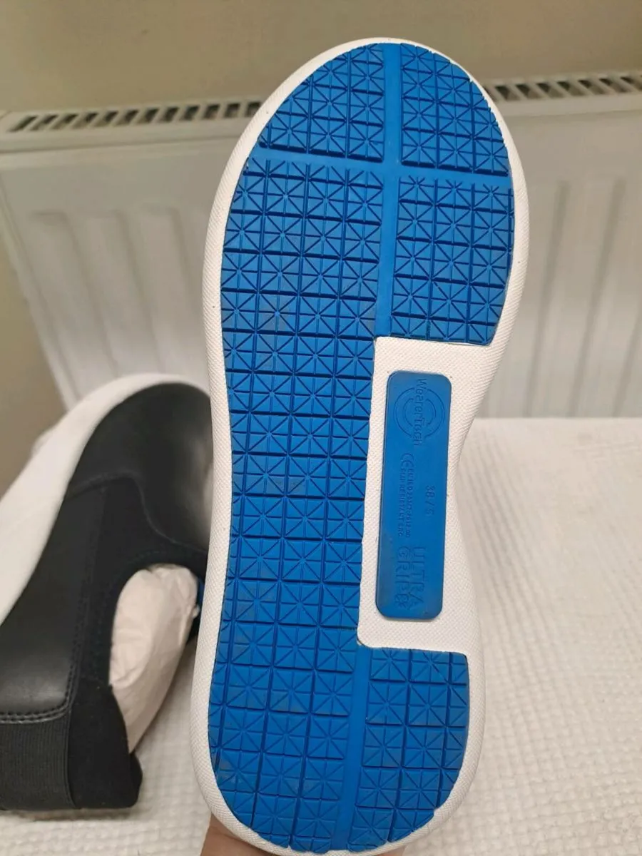 WearerTech slip on shoes size 5 - Image 4