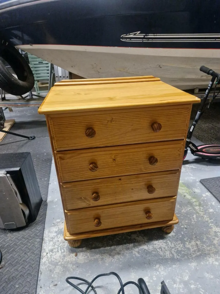 Chest of drawers