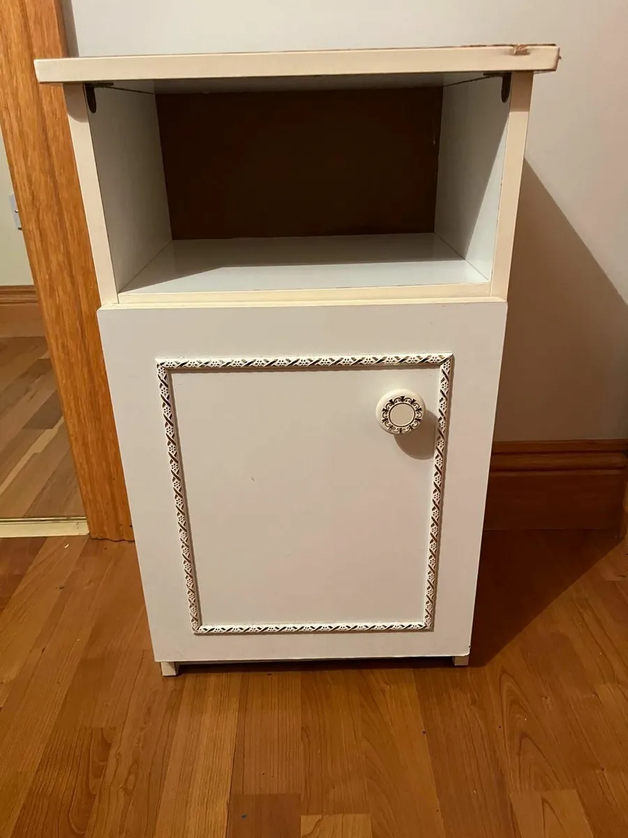 3 x Bedside Lockers with ornate gold trim - Image 3