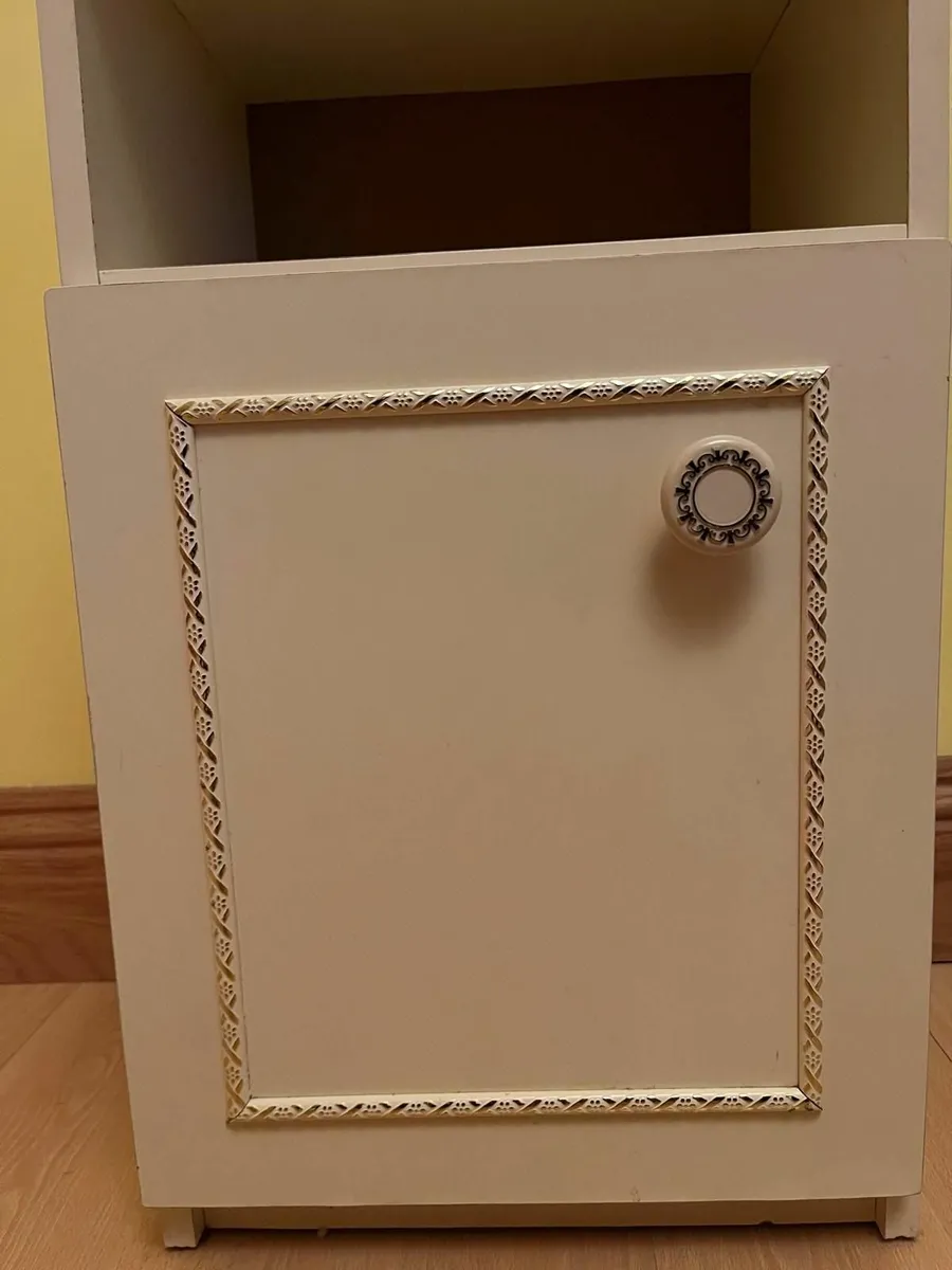 3 x Bedside Lockers with ornate gold trim - Image 4