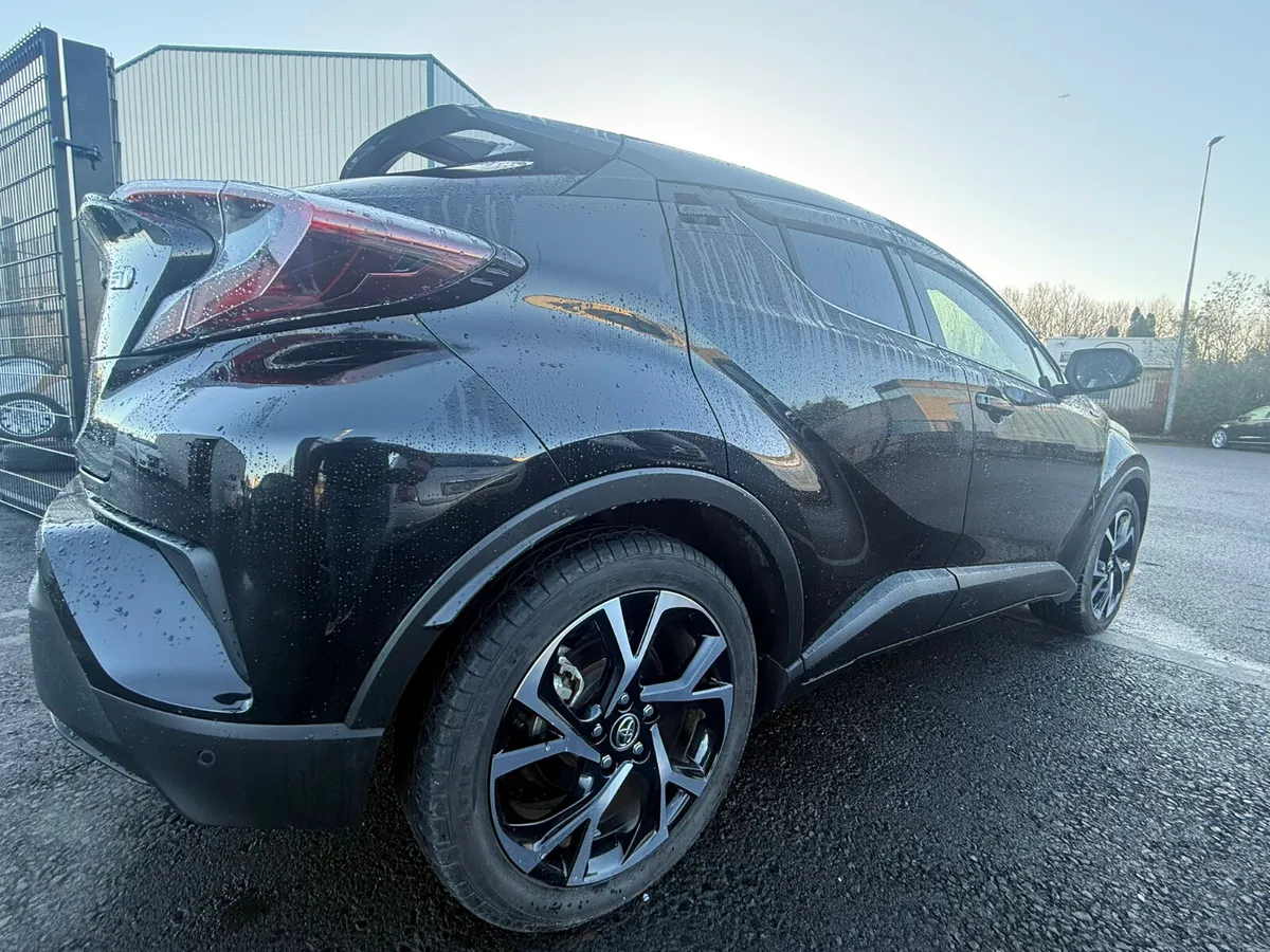 Toyota C-HR 2018 Hybrid - Image 4
