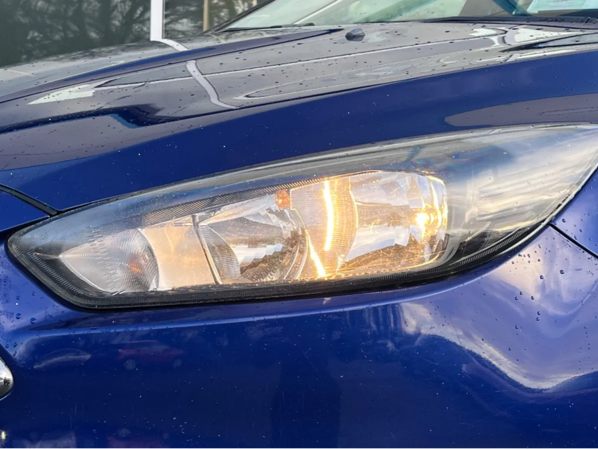 Ford Focus 1.5 TDCI ZETEC 120PS 5DR - Image 3