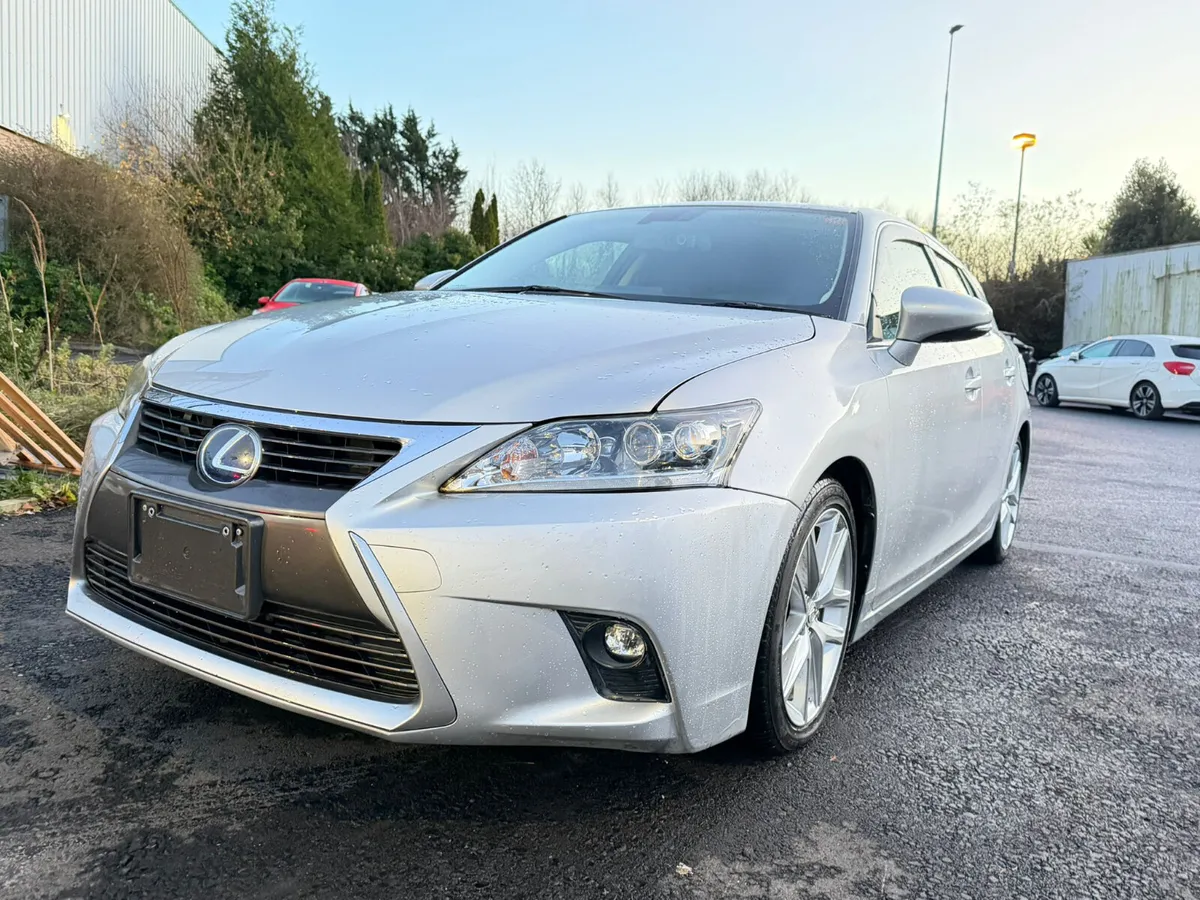 Lexux CT200H 2015 silver - Image 2