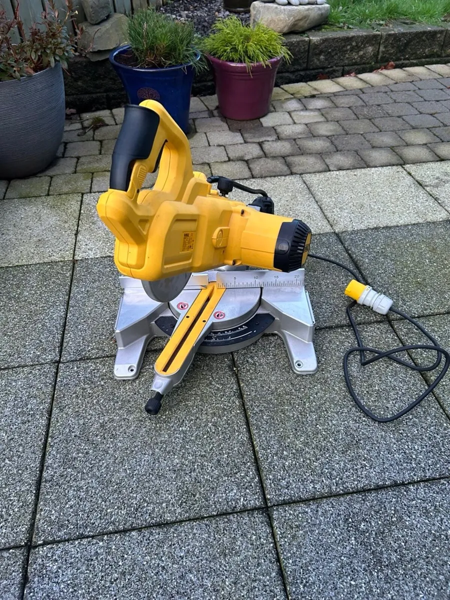 DeWalt DWS777-LX 216mm Mitre Saw 110V - Image 2