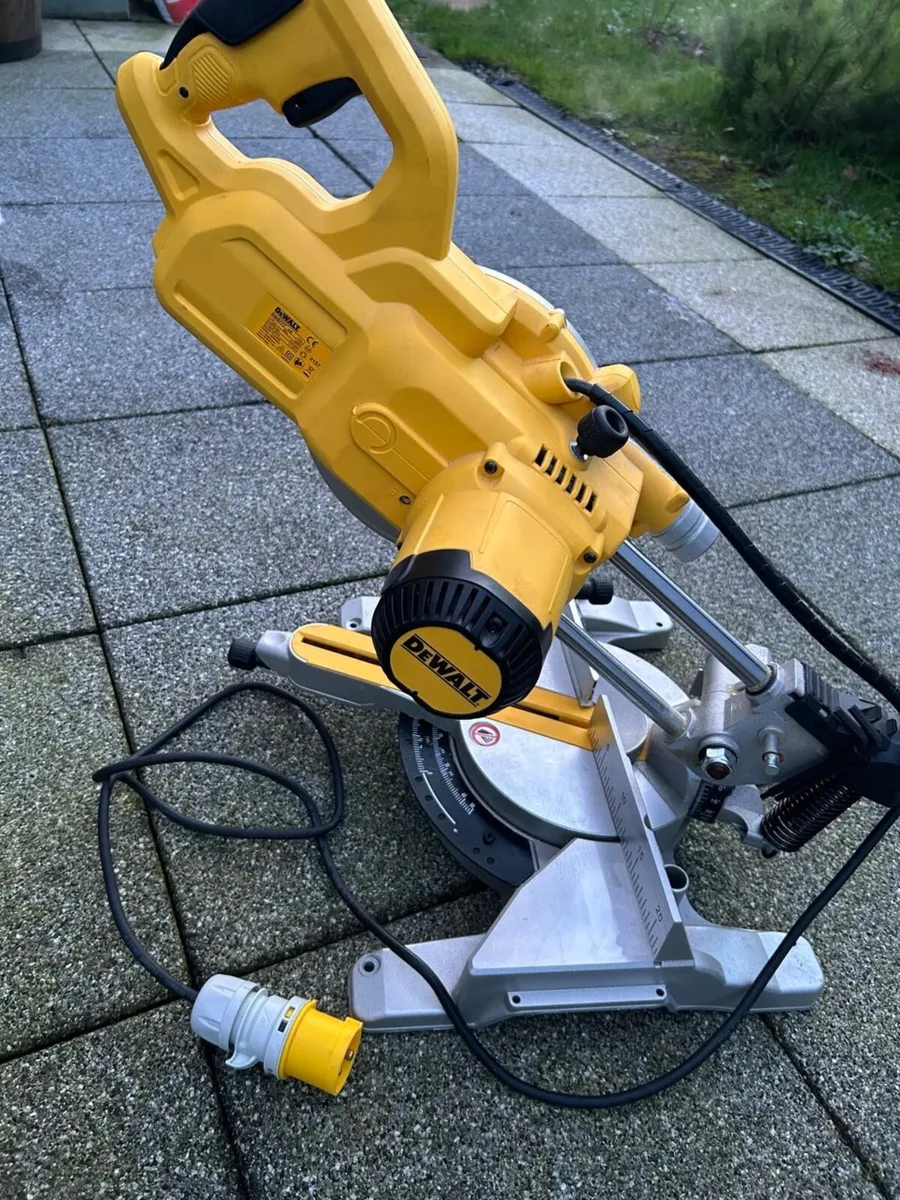 DeWalt DWS777-LX 216mm Mitre Saw 110V - Image 3