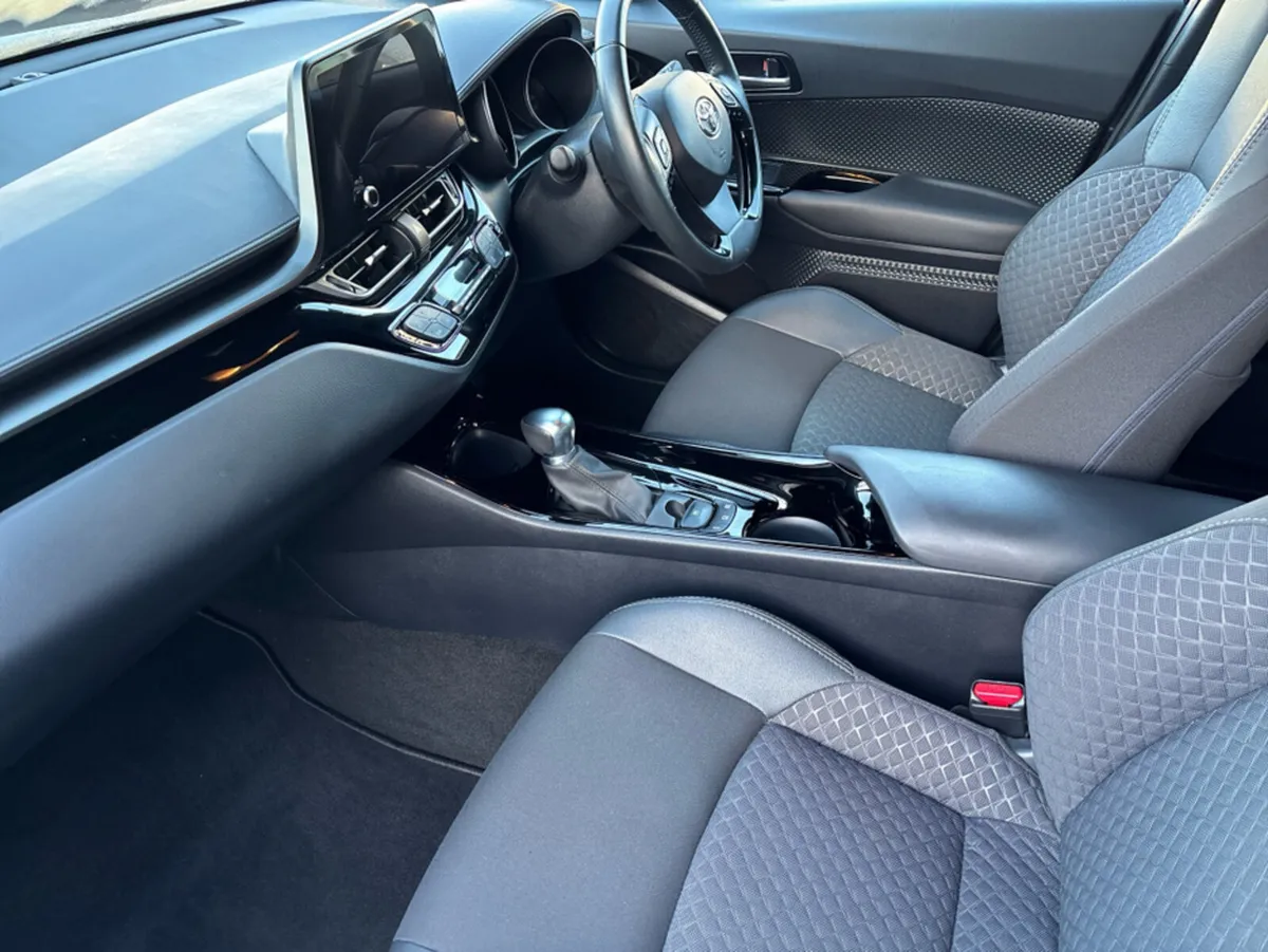 Toyota C-HR HYBRID SPORT BI-TONE 4DR - Image 3