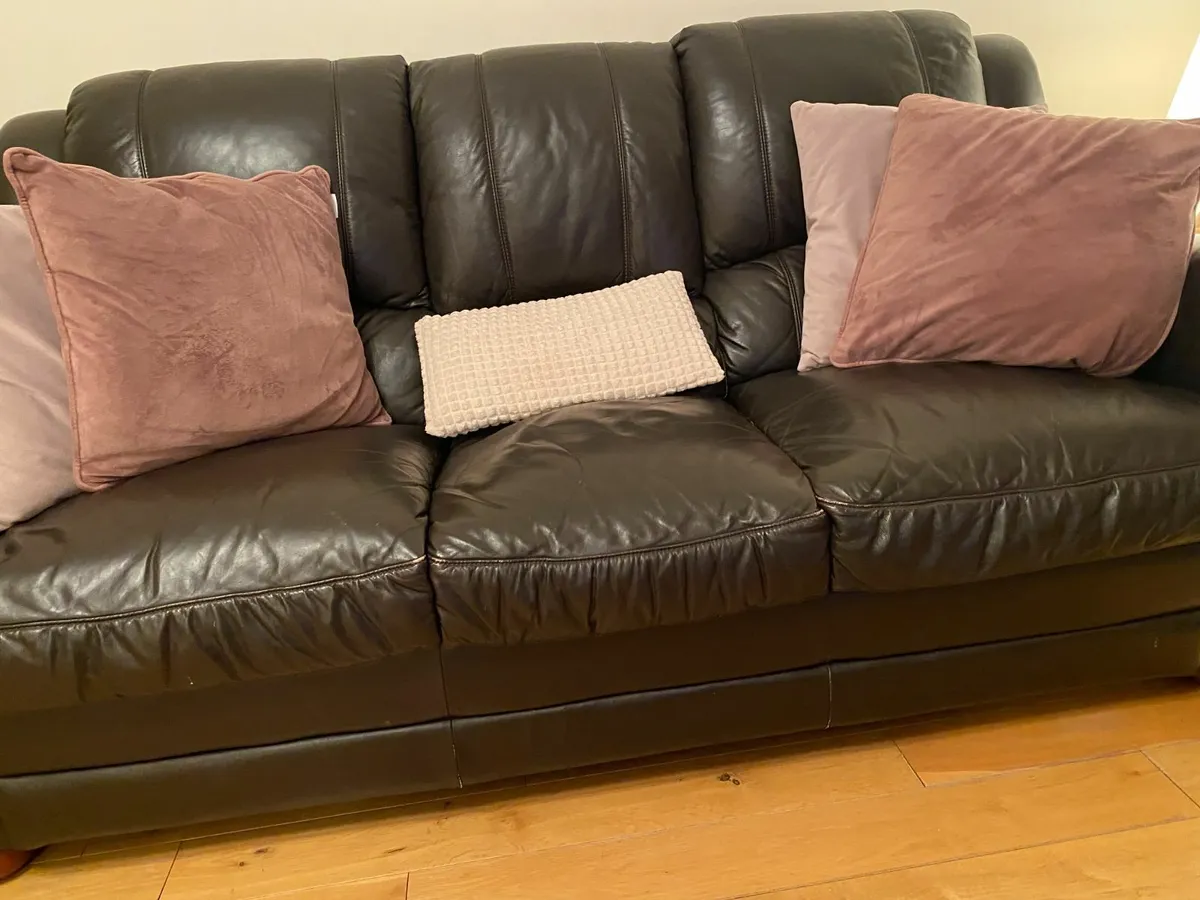 3 piece leather couch and 2chairs - Image 3