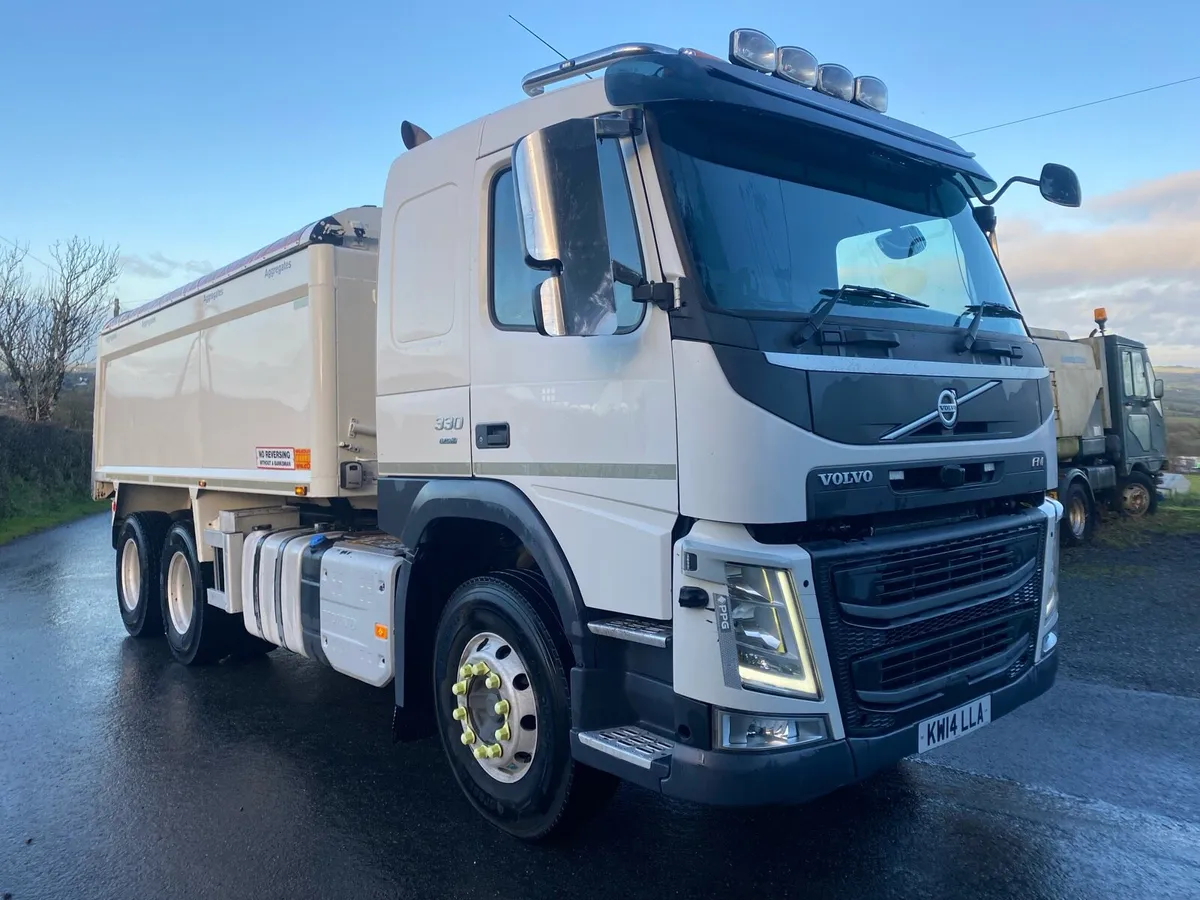 Volvo fm 6x4 tipper - Image 1