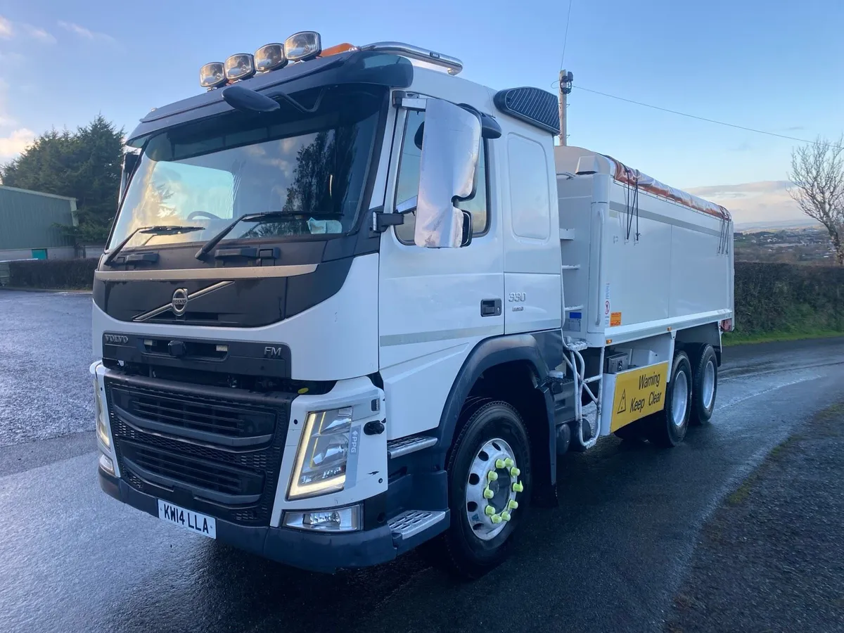 Volvo fm 6x4 tipper - Image 2