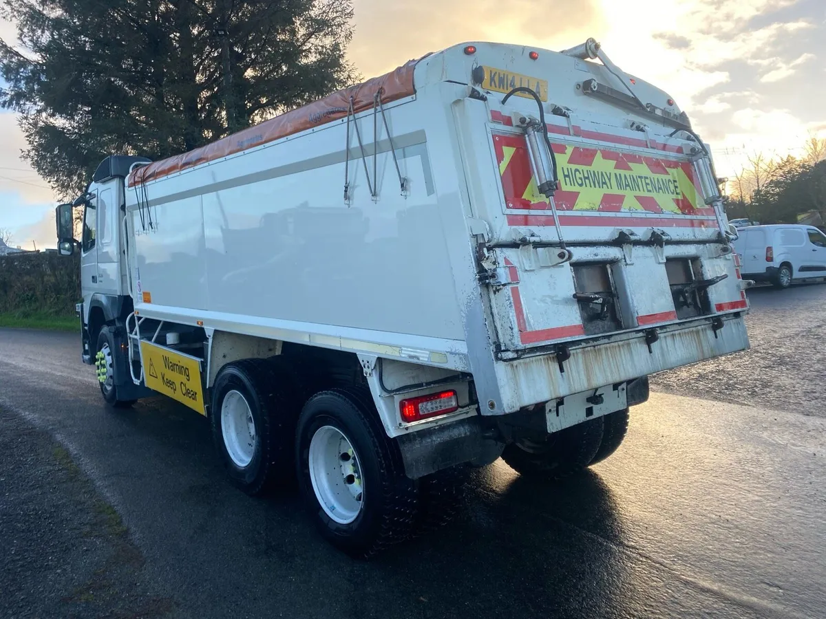 Volvo fm 6x4 tipper - Image 3