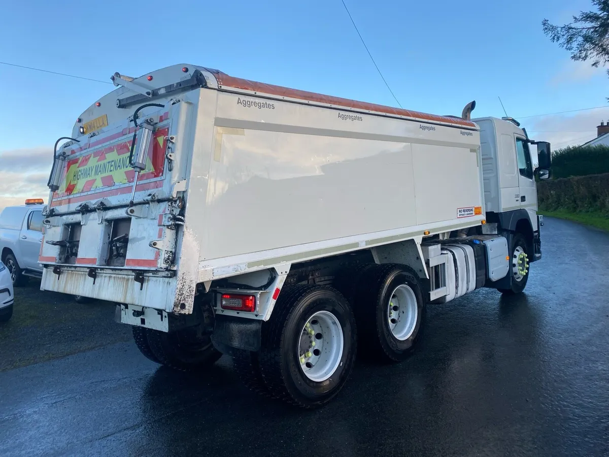 Volvo fm 6x4 tipper - Image 4