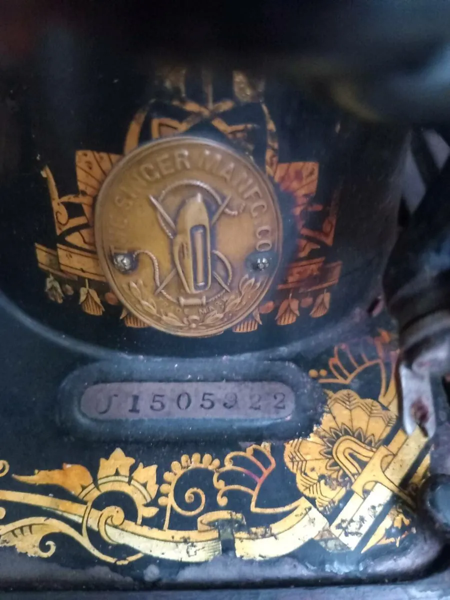 Old singer sowing machine . - Image 3