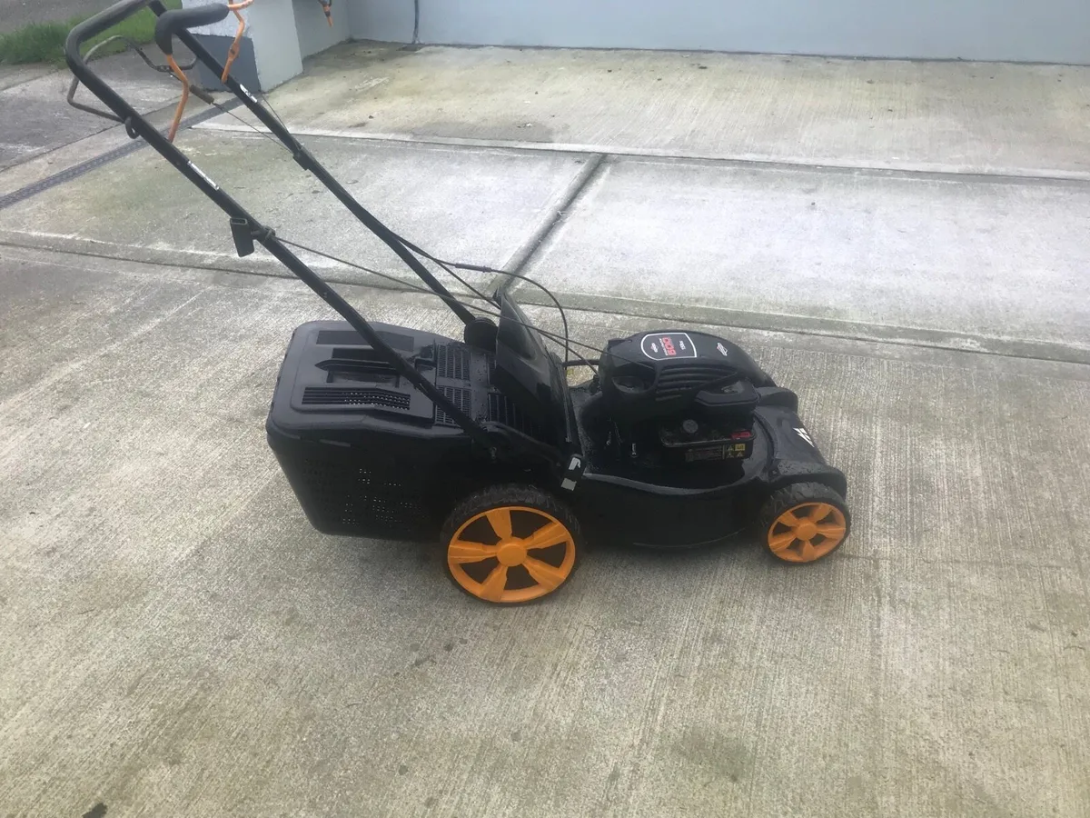Briggs and stration Self drive lawnmower - Image 2