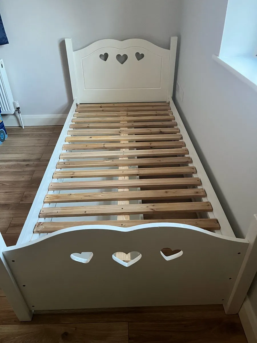 Single white heart bed - Image 1