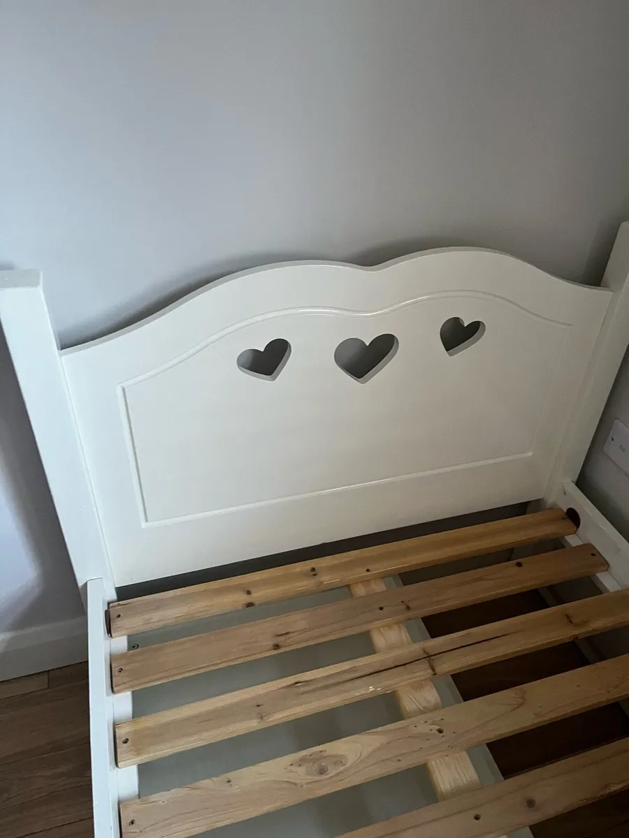 Single white heart bed - Image 2