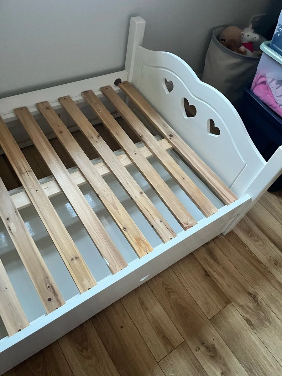 Single white heart bed - Image 4