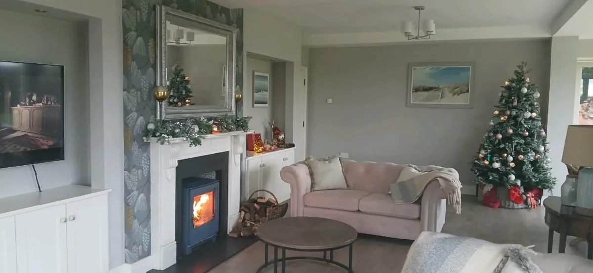 Chesterfield style Botton back Sofas immaculate - Image 1