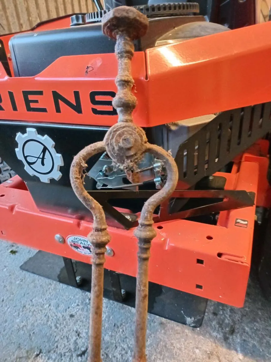 Old avery scales and other old bits and bobs. - Image 4