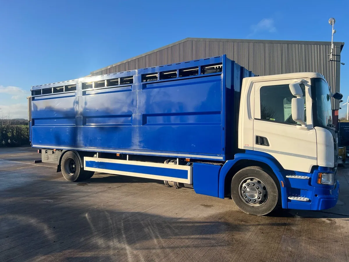 Cattle truck - Image 1