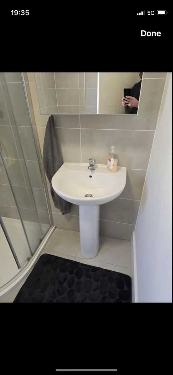 Bathroom sink + tap - Image 1