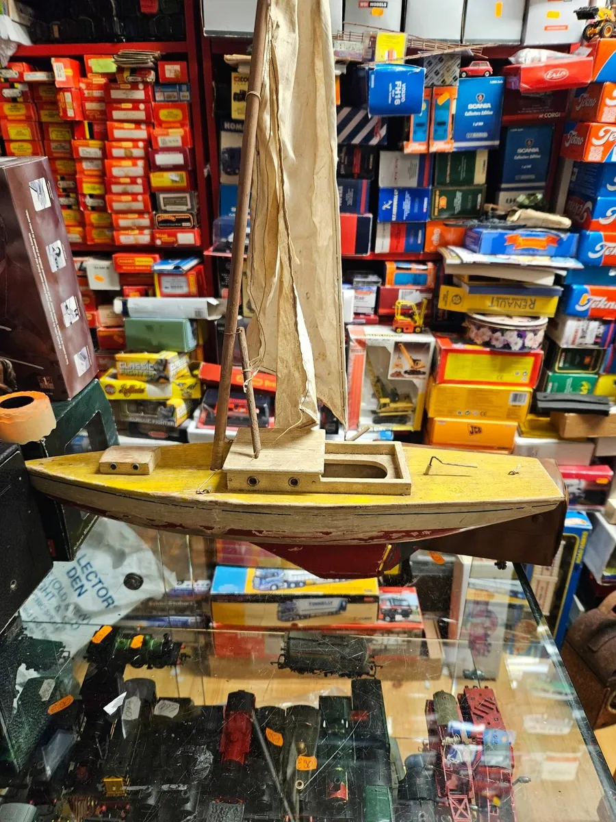 Vintage Pond Yacht - Image 2