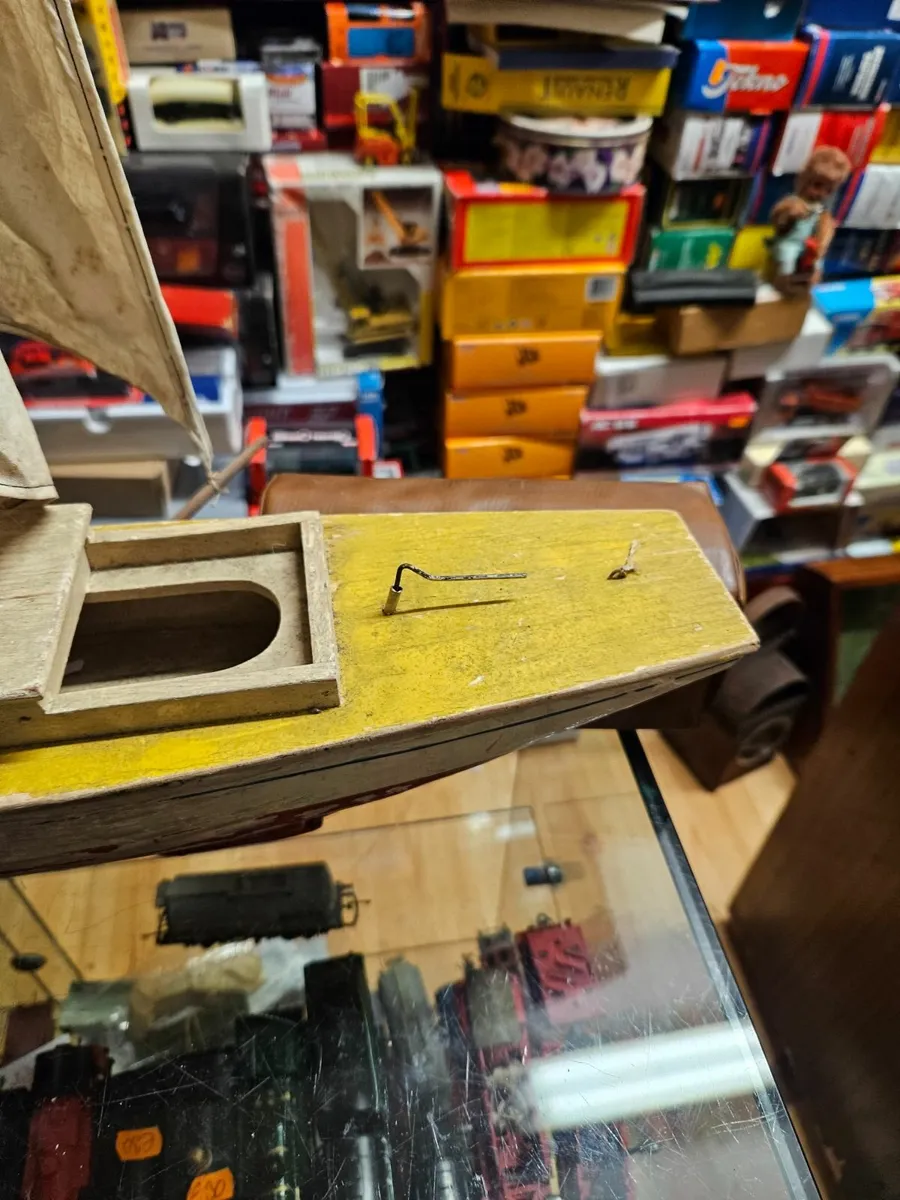 Vintage Pond Yacht - Image 3