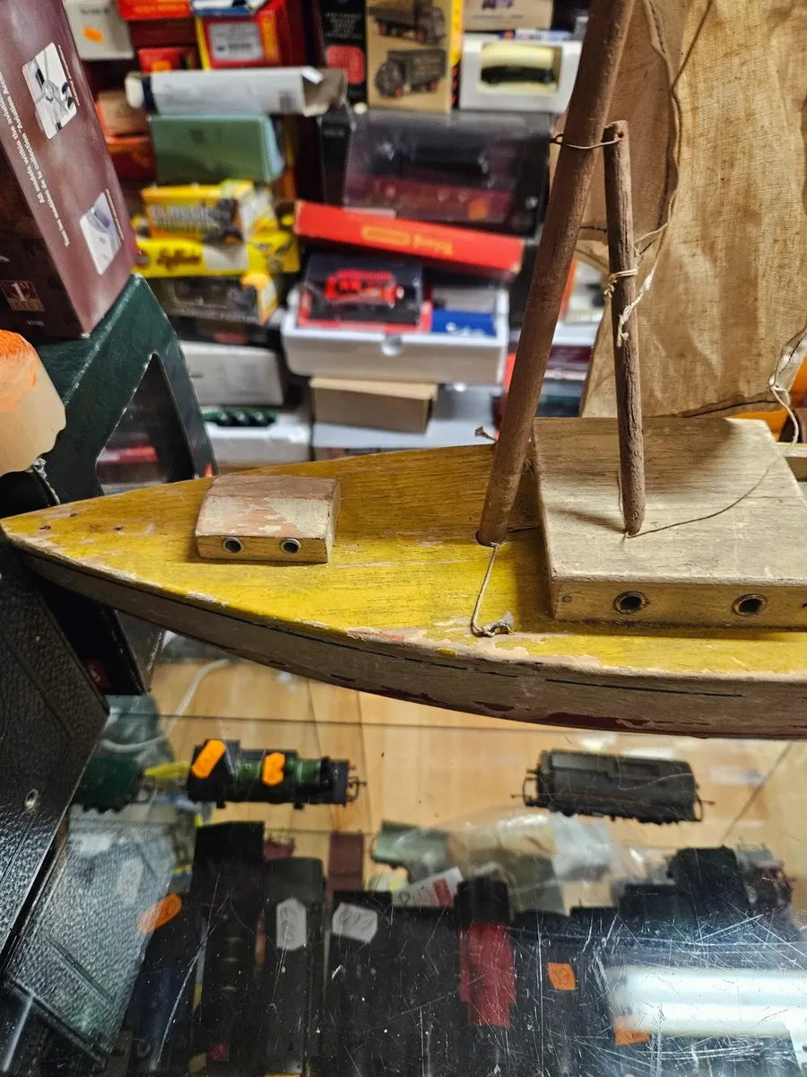 Vintage Pond Yacht - Image 4