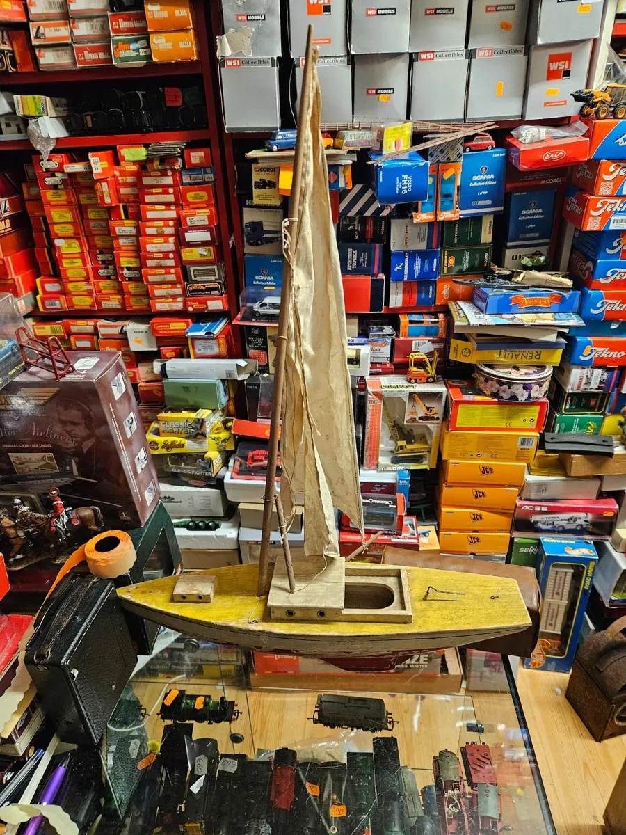 Vintage Pond Yacht - Image 1