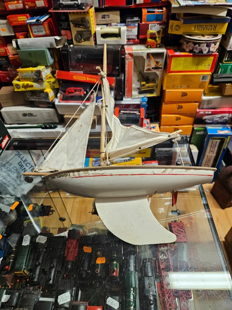 Vintage Pond Yacht - Image 1