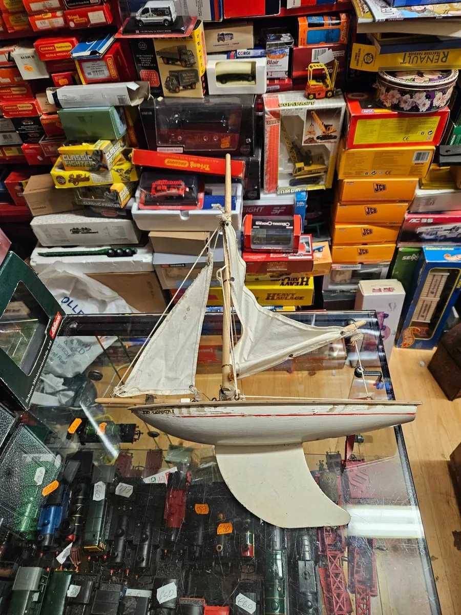 Vintage Pond Yacht - Image 2