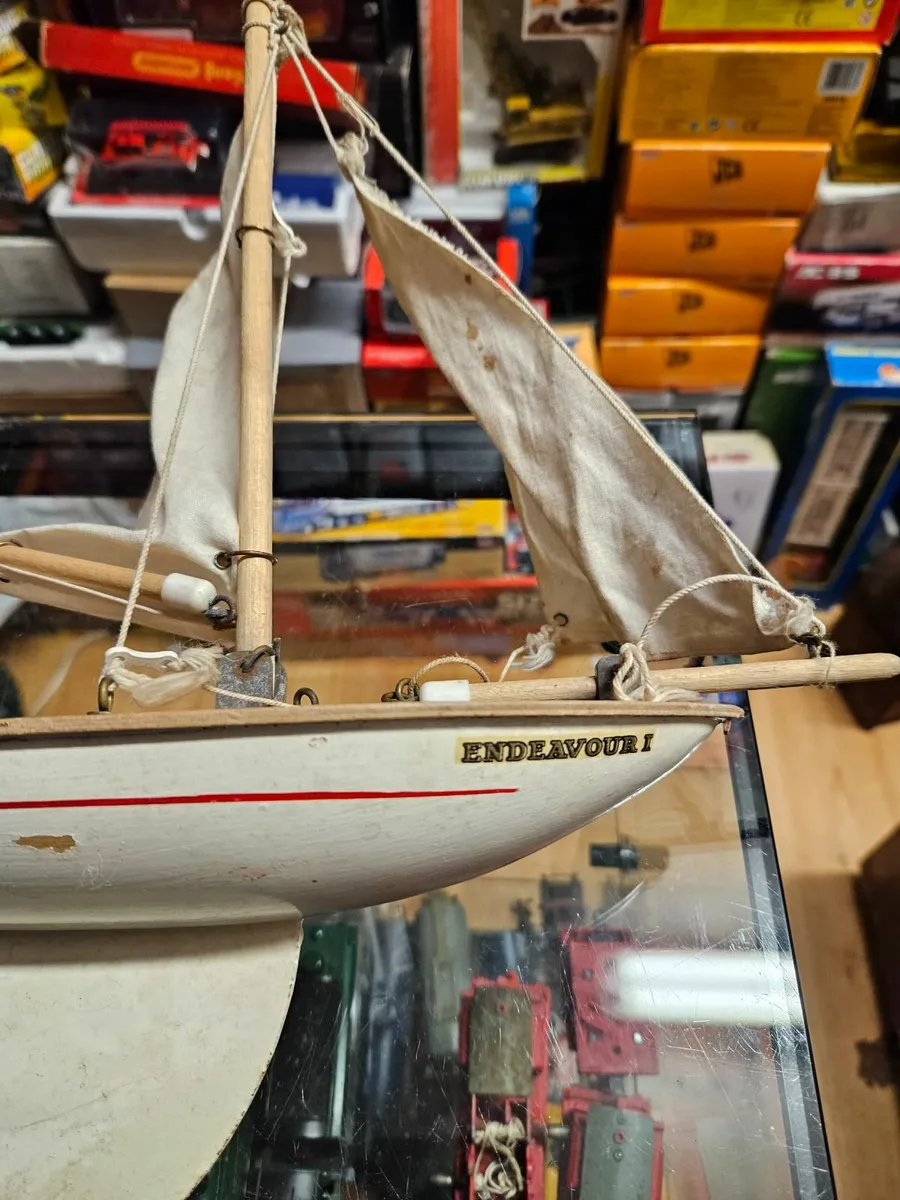 Vintage Pond Yacht - Image 3