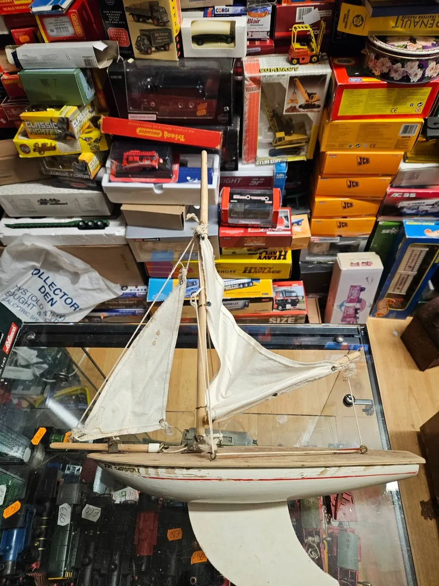 Vintage Pond Yacht - Image 4