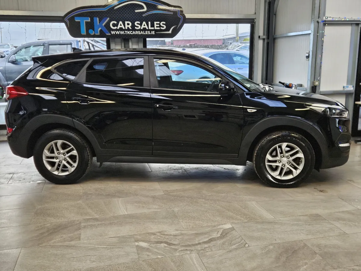 17 HYUNDAI TUCSON COMFORT LOW MILEAGE - Image 3
