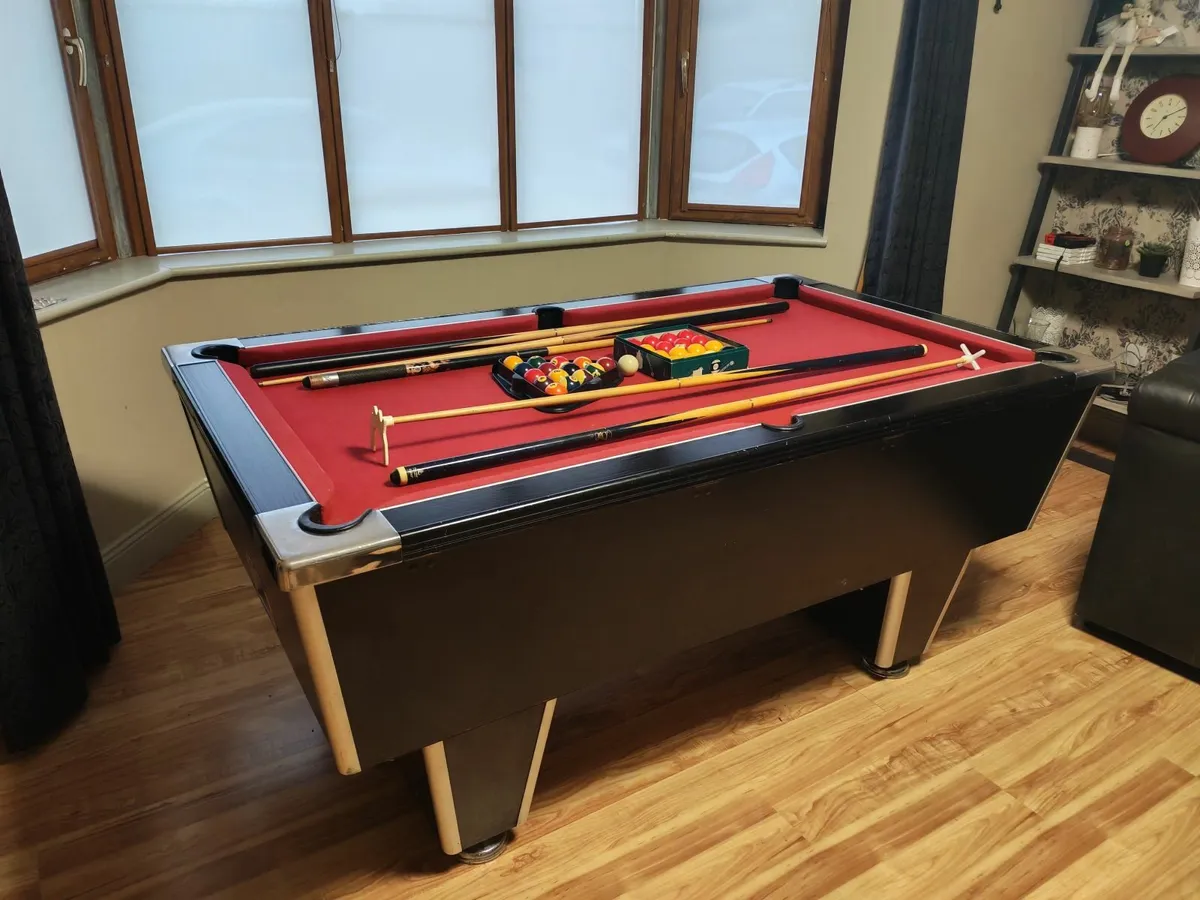 Pool table - Image 1