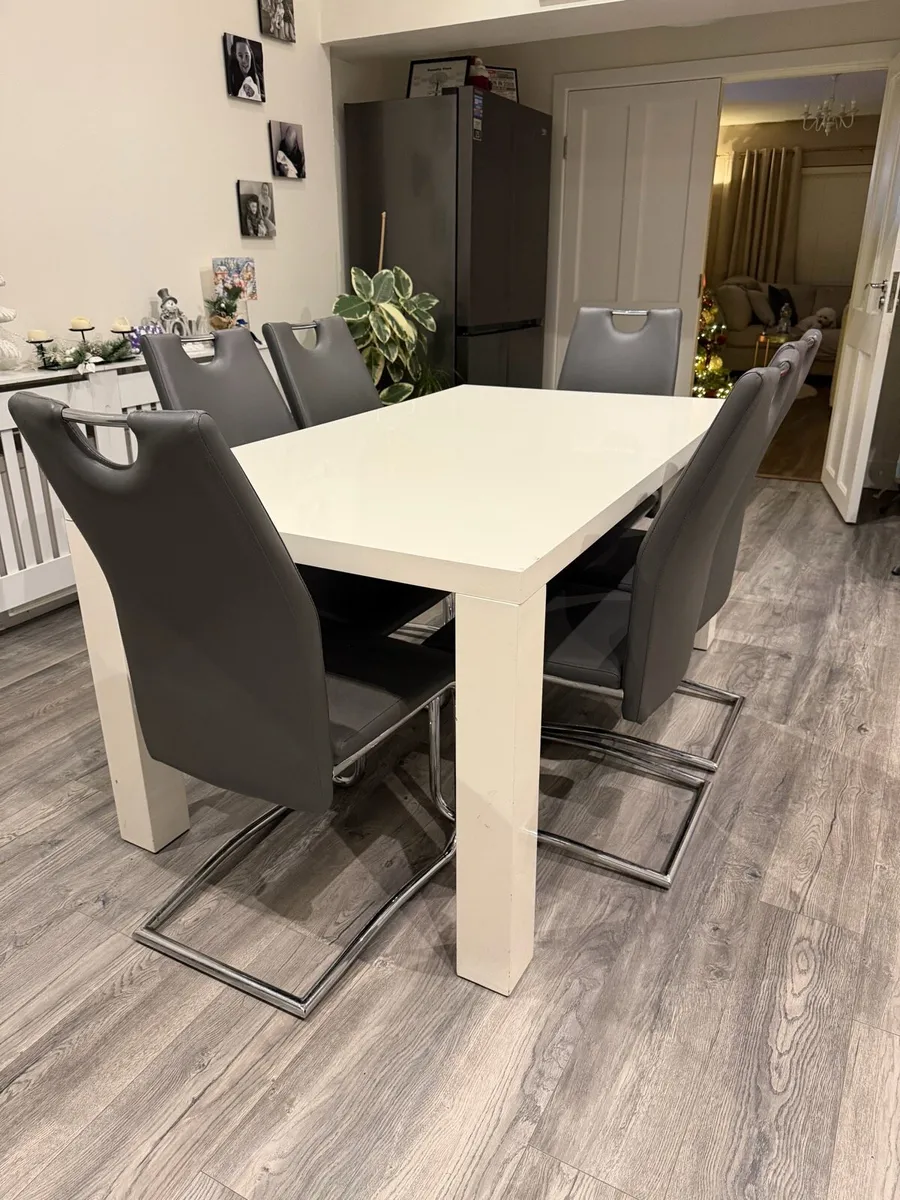 Kitchen table - Image 1