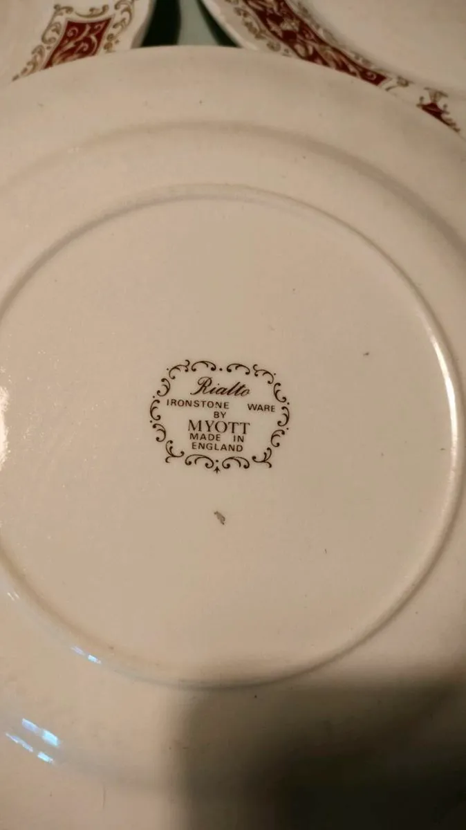 Myott Dinner Plates. Rialto maroon red, gold,
3 pl - Image 2